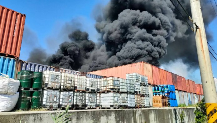 (火災濃煙沖天片)台中市梧棲區資源回收場大火 消防隊員搶救中 66 | 社會 社會 記者爆料網
