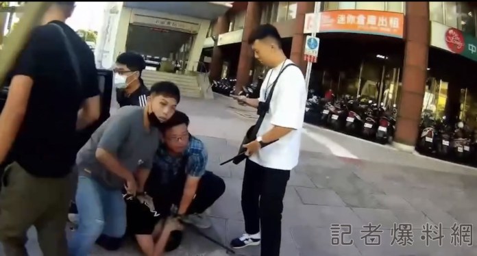 「我犯什麼罪! 」兩車手街頭遭警壓制上銬 68 1A960B7B FFB1 48E0 BCE5 FF64BC7D597F | 社會 社會 記者爆料網
