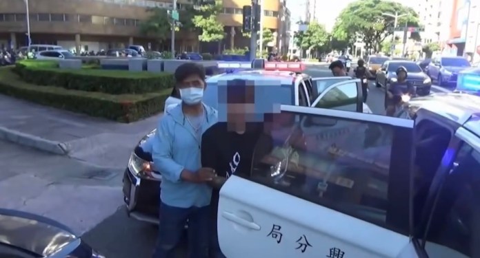 「我犯什麼罪! 」兩車手街頭遭警壓制上銬 67 6317AB45 0018 4830 AB18 F29B22121A5B | 社會 社會 記者爆料網