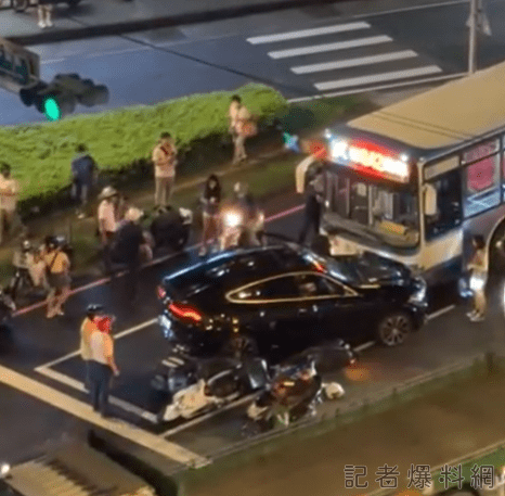 (更新畫面及案情)新北市新店區BMW休旅車逆向衝撞4機車及公車 1人命危兩傷 69 新北市新店區BMW休旅車逆向衝撞4機車及公車 1人命危兩傷
