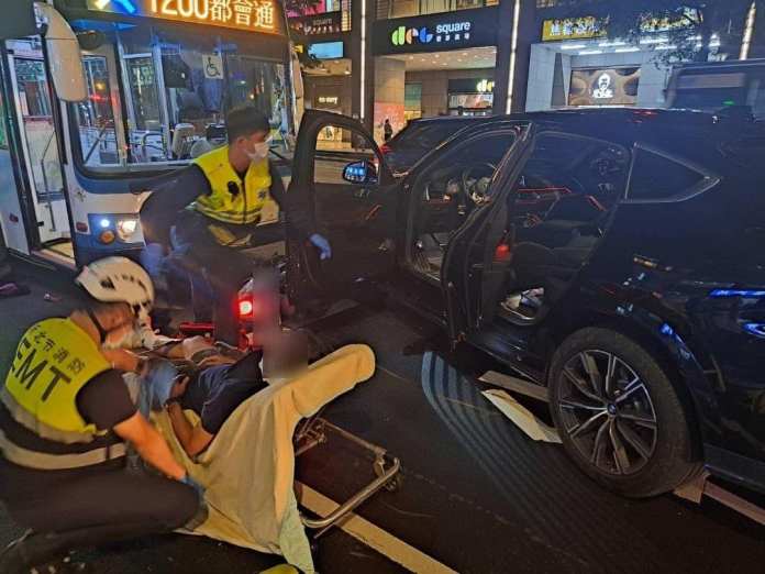 (更新畫面及案情)新北市新店區BMW休旅車逆向衝撞4機車及公車 1人命危兩傷 67 367493556 3492942440953455 3974593223245907057 n | 社會 社會 記者爆料網