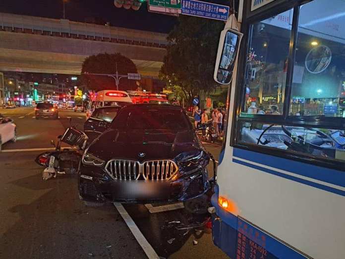 (更新畫面及案情)新北市新店區BMW休旅車逆向衝撞4機車及公車 1人命危兩傷 68 369364290 3492942447620121 2560246274896792115 n | 社會 社會 記者爆料網