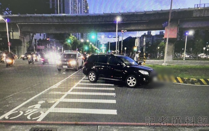 嘸看到?! 高雄左轉車撞上行人 驚險畫面曝 67 39D4C705 8DCA 4B16 928B 5522219F1B56 | 社會 社會 記者爆料網