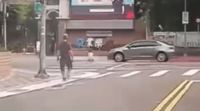 驚險!疑視線死角北市男童騎滑板車遭車撞 家長不疾不徐關心引熱議 70 image 1 | 社會 社會 記者爆料網