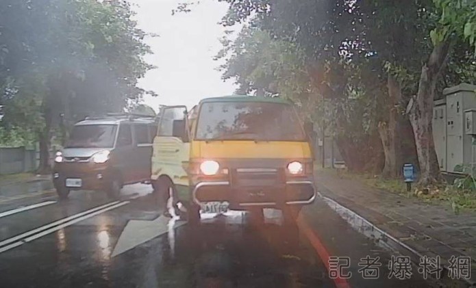 娃娃車拋錨路中央 中興警冒雨救援解危機 72 66.1 5 | 社會 社會 記者爆料網