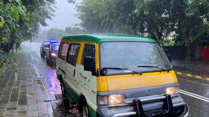 娃娃車拋錨路中央 中興警冒雨救援解危機 70 20230823024631 f44f6f3c | 社會 社會 記者爆料網