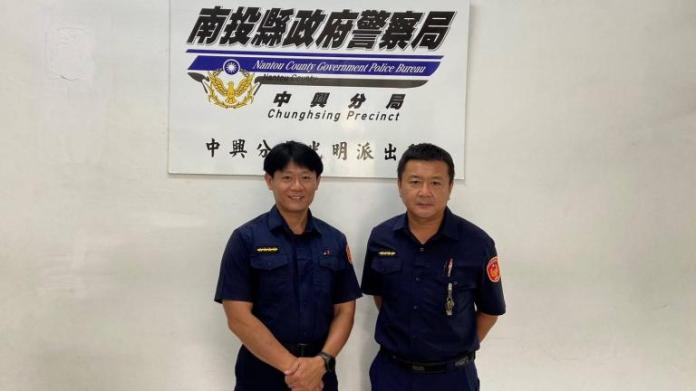 娃娃車拋錨路中央 中興警冒雨救援解危機 71 20230823024704 46a18ca2 | 社會 社會 記者爆料網
