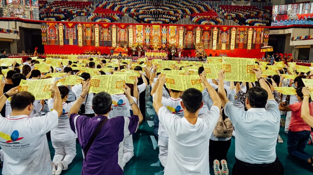 所有企業功德主來到大法會法壇中央 向佛母孔雀明王祈福事業運成、國泰民安