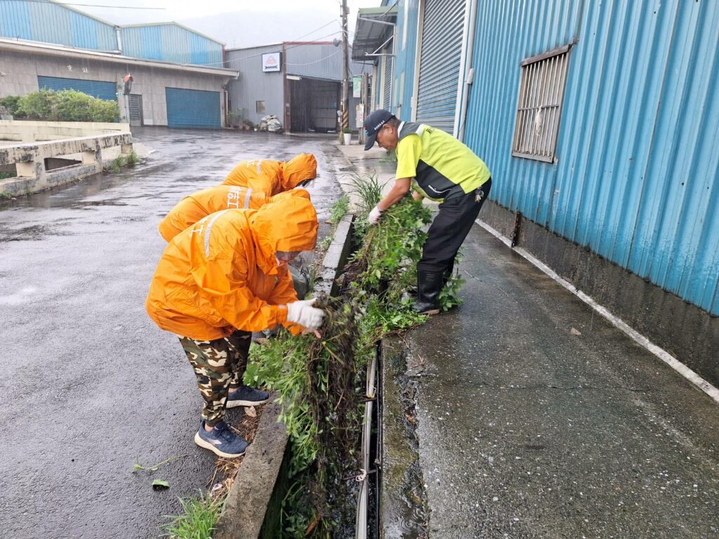 112.8.3卡努颱風將到來志工協助清除水溝雜草,使水流順暢
