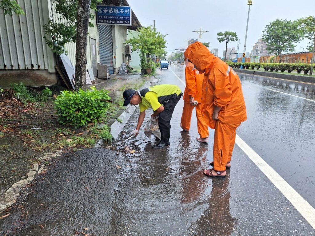 卡努颱風接近志工協助清除格柵樹葉及垃圾,使積水加速排入側溝