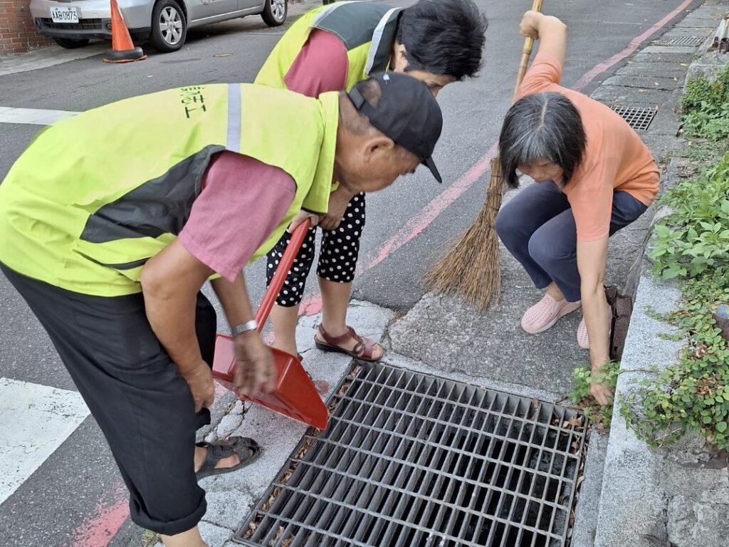112.7.24杜蘇芮颱風將至志工巡視水溝格柵,有無樹葉及垃圾堵塞