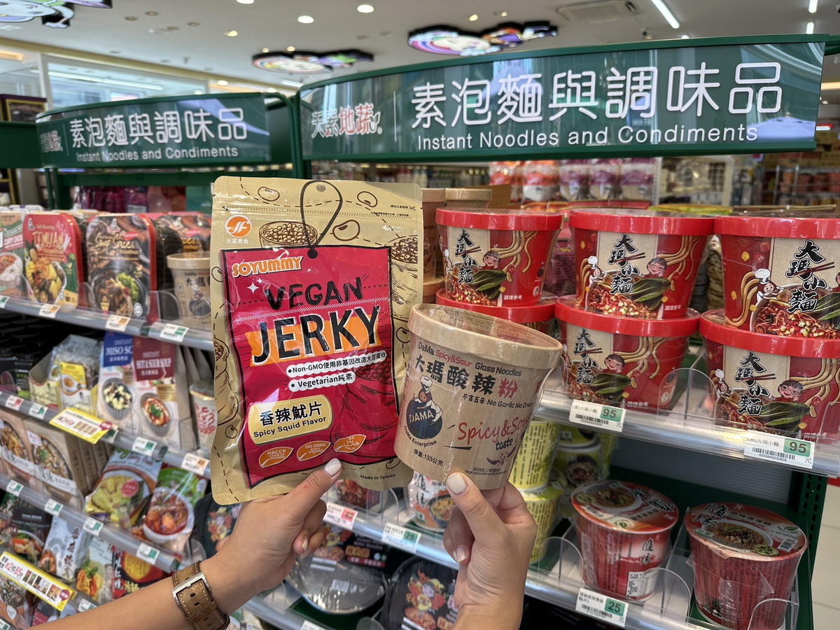 觀察到消費者對於素蔬食商品需求不只侷限在鮮食商品,2021年擴大常溫、冷藏、冷凍素蔬食商品規模,於住宅、辦公商圈開設「天素地蔬複合店」提供上百種品項選擇,現已達成百店里程碑