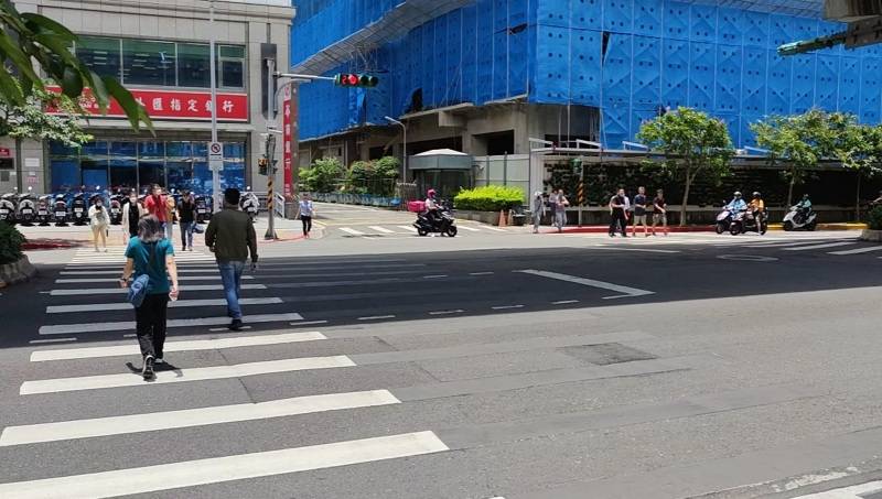 內湖路1段591巷行人早開。(圖/台北市政府提供)