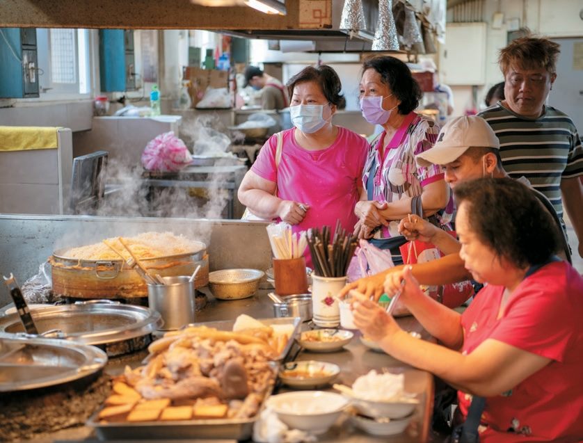 成德市場熟食區販售的美食種類多元,滿足不同客群的脾胃。(圖/台北市政府提供)