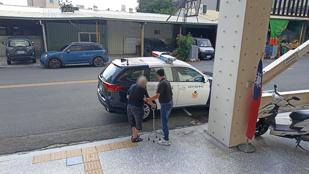 ▲圖說：96歲謝姓爺爺看完牙醫後忽然斷片，熱心員警全力找出回家路 （圖／台中市政府提供）