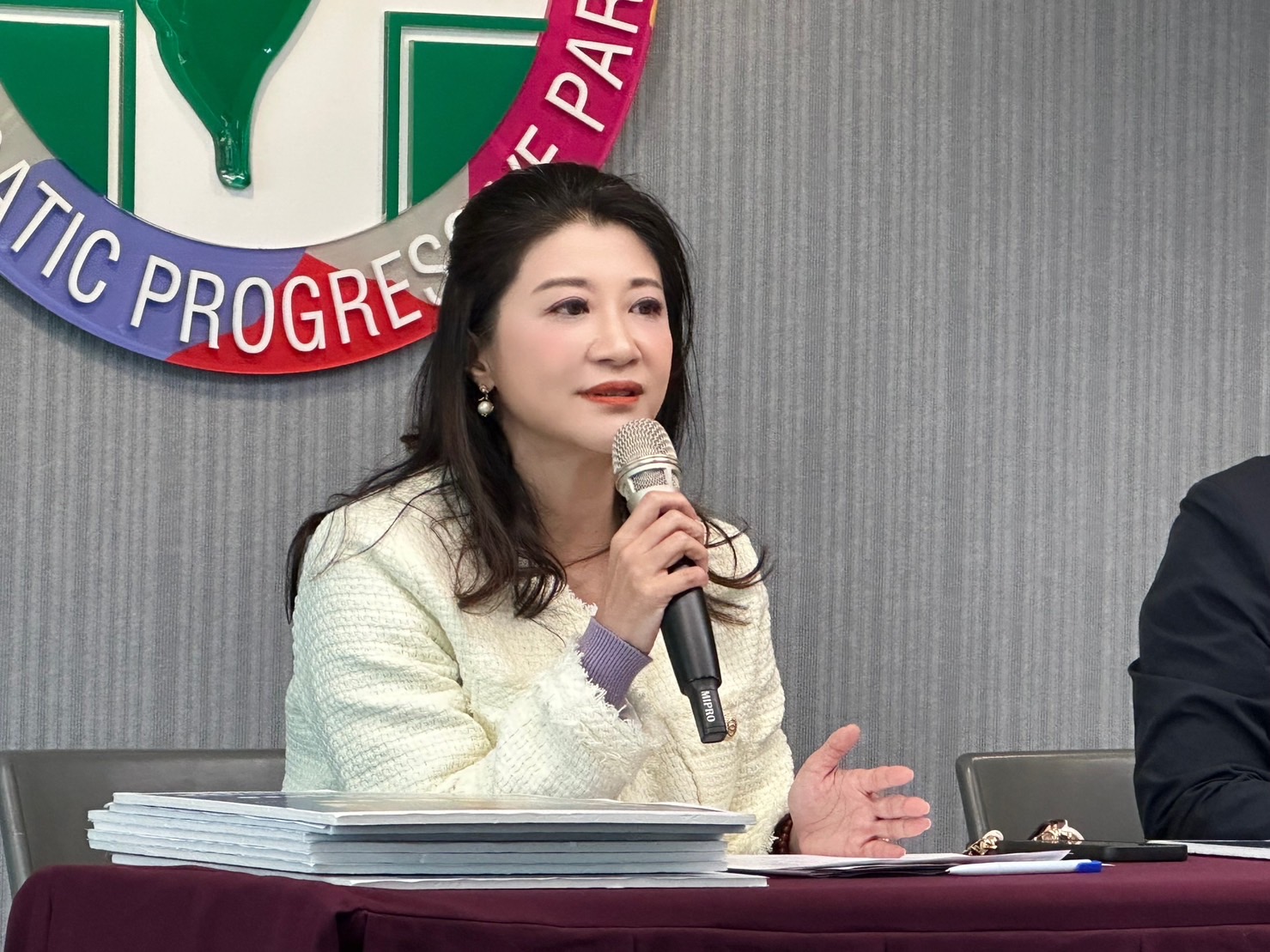 對岸暫停台灣芒果輸入 民進黨酸:柯侯無理介選閃躲迴避不表態? 282 對岸暫停台灣芒果輸入 民進黨酸:柯侯無理介選閃躲迴避不表態? 281