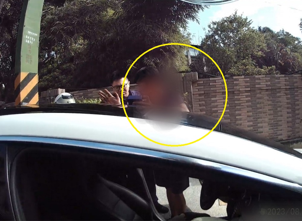 邊開車邊吸笑氣睡著 警逮賓士男還搜出彩虹菸 248 邊開車邊吸笑氣睡著 警逮賓士男還搜出彩虹菸 247