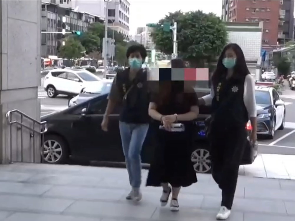 10萬現金夾藏59張玩具假鈔 竟是同居人偷天換日拿走真鈔 246 10萬現金夾藏59張玩具假鈔 竟是同居人偷天換日拿走真鈔 245
