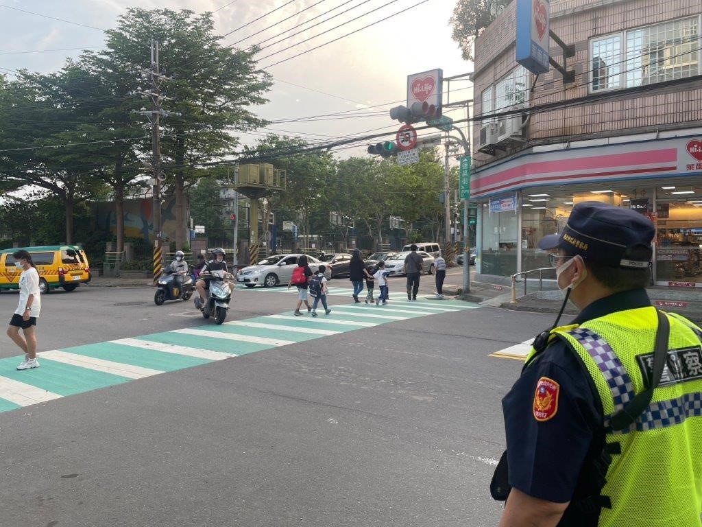 警方持續路口不停讓行人執法專案。(記者宋紹誠翻攝)