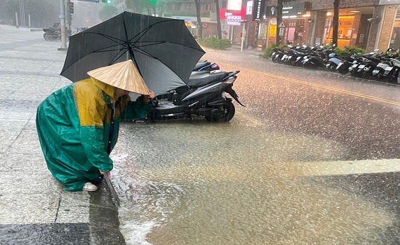 新北防汛志工隊不畏風雨 主動出擊排除積淹水