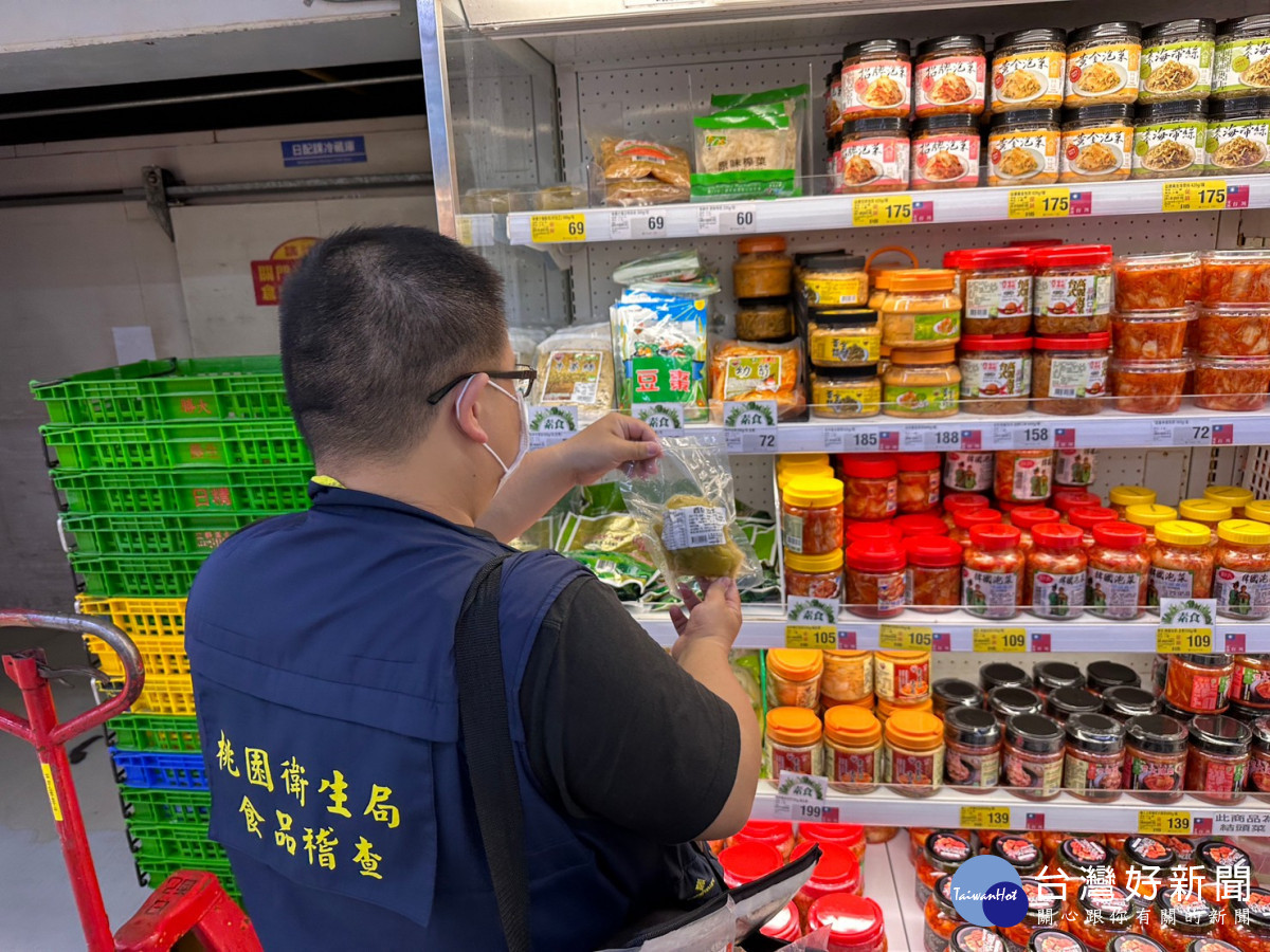 桃園市政府衛生局為維護食品衛生安全,抽驗中元應景食品。<br /><br />
