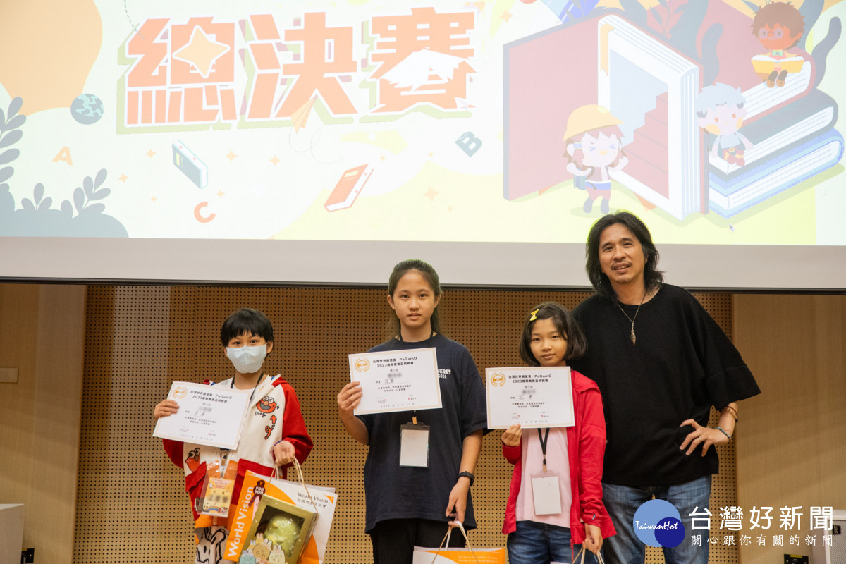 PaGamO創辦人暨台灣大學電機系教授葉丙成(右)勉勵大家養成自主學習的能力。(台灣世界展望會提供)