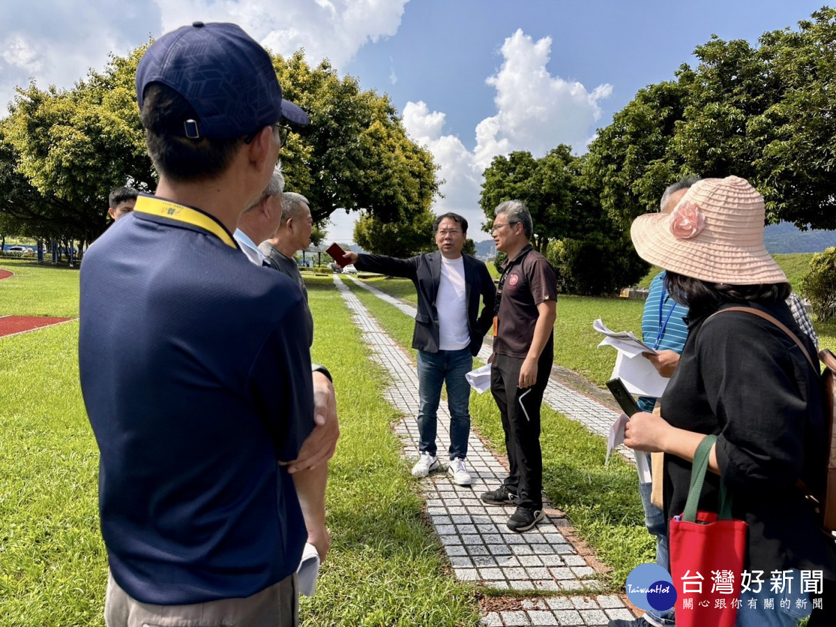 台中市議員謝志忠會勘石岡土牛運動公園。