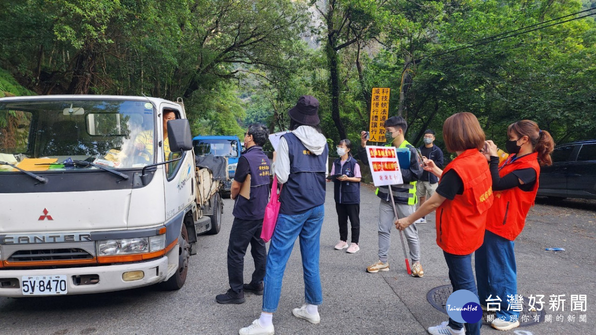 聯合稽查小組攔查24輛大貨車,未發現違規載運生雞糞情事。