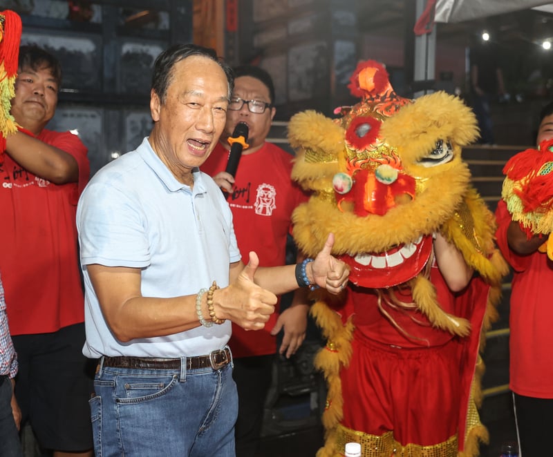 鴻海創辦人郭台銘(前左)22日晚間出席烈嶼三玄宮醮慶活動。中央社