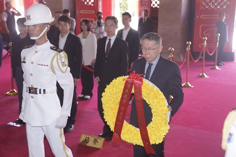柯文哲23日率領黨公職及幹部,前往台北忠烈祠向八二三戰役英靈致敬。中央社