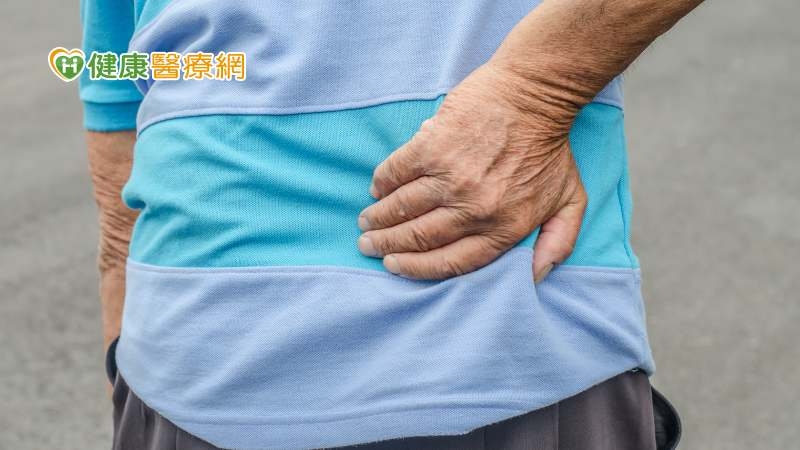 下背痛可能是「這些」原因造成 如何治療、改善疼痛?