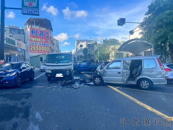 台南南區3車撞一團 小貨車疑似逆向超車釀禍 71 台南南區3車撞一團 記者爆料網