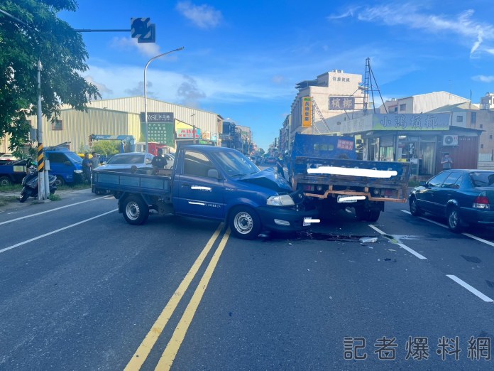 台南南區3車撞一團 小貨車疑似逆向超車釀禍 70 台南南區3車撞一團 記者爆料網