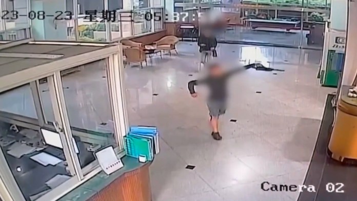 你打我媽還找人嗆聲這樣對嗎?淡水男氣炸清晨持槍大鬧曾經友人住處 73 313 8 | 社會 社會 記者爆料網