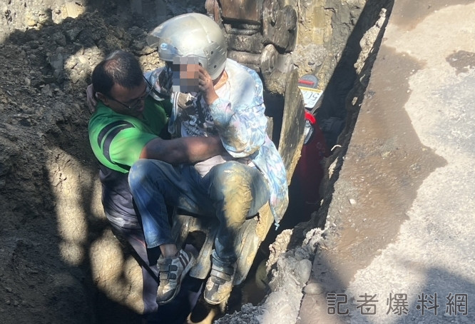逆向 施工坑洞 怪手