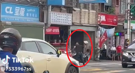 (行車糾紛打人砸車片)行車糾紛引發街頭暴力! 男子被打傷車被砸 70 | 社會 社會 記者爆料網