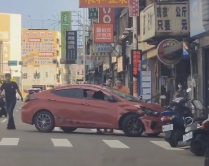 (行車糾紛打人砸車片)行車糾紛引發街頭暴力! 男子被打傷車被砸 69 1 | 社會 社會 記者爆料網