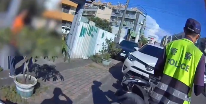 高雄休旅車左轉撞飛騎士! 57歲女駕駛嚇傻誤踩油門"機車卡車頭繼續開" 69 蓄意殺人 高雄 休旅車