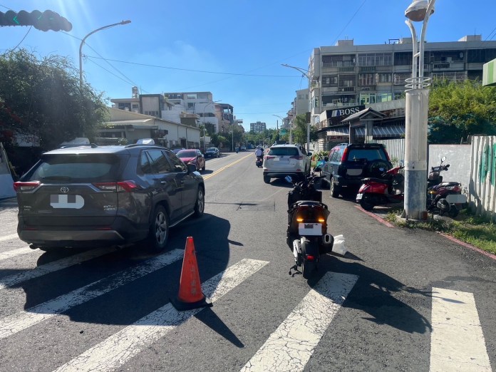 高雄休旅車左轉撞飛騎士! 57歲女駕駛嚇傻誤踩油門"機車卡車頭繼續開" 70 S 65347746 0 | 社會 社會 記者爆料網