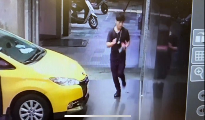 (更新案情)搶匪持假槍搶超商得手萬元 女店員遭拉扯受傷 21歲嫌3.5小時網咖狼狽遭逮 68 6800ADA4 D0FD 4718 A77D 2D5F30B12BA8 | 社會 社會 記者爆料網