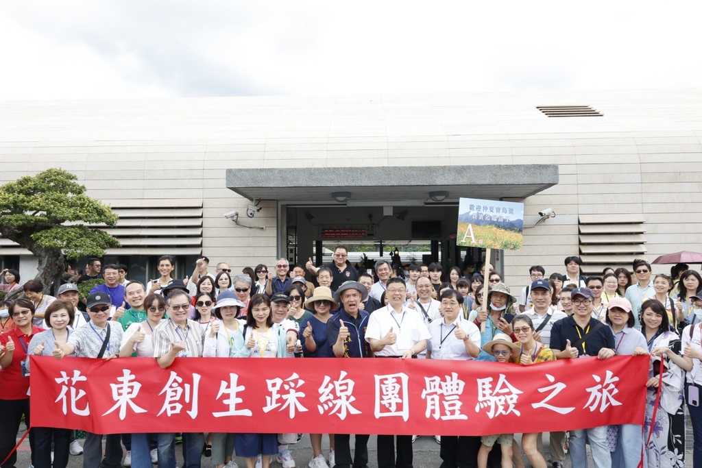 臺鐵局首發「花東創生踩線團」合影（圖：交通部臺鐵局）