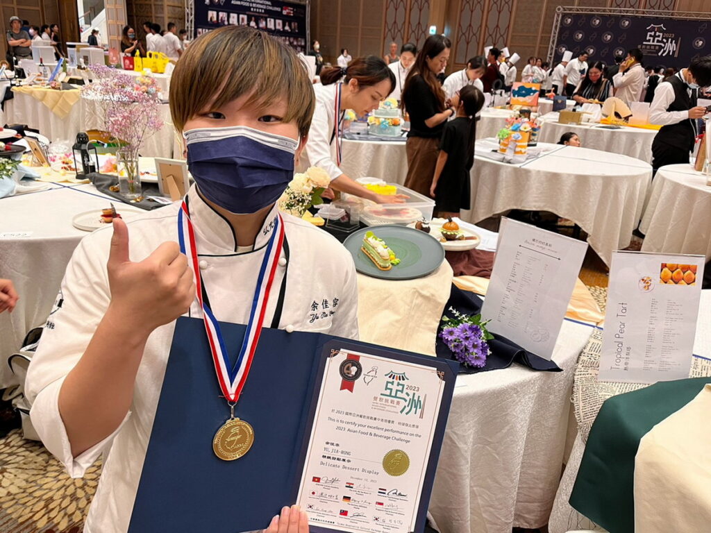 學生余佳容獲得精緻甜點展示金牌。