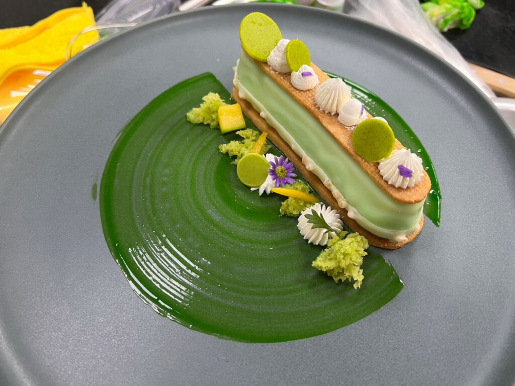 學生余佳容獲得精緻甜點展示金牌作品。