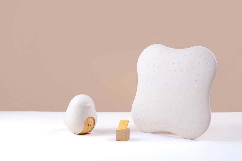 圖說：屢獲大獎的母嬰科技品牌 CuboAi 推出新品－「CuboAi 智慧寶寶感溫片」，搭載醫療級溫度感測器，配合「CuboAi 智慧寶寶攝影機」與「CuboAi 寶寶好眠板」使用，打造更全面的寶寶安全防護網。