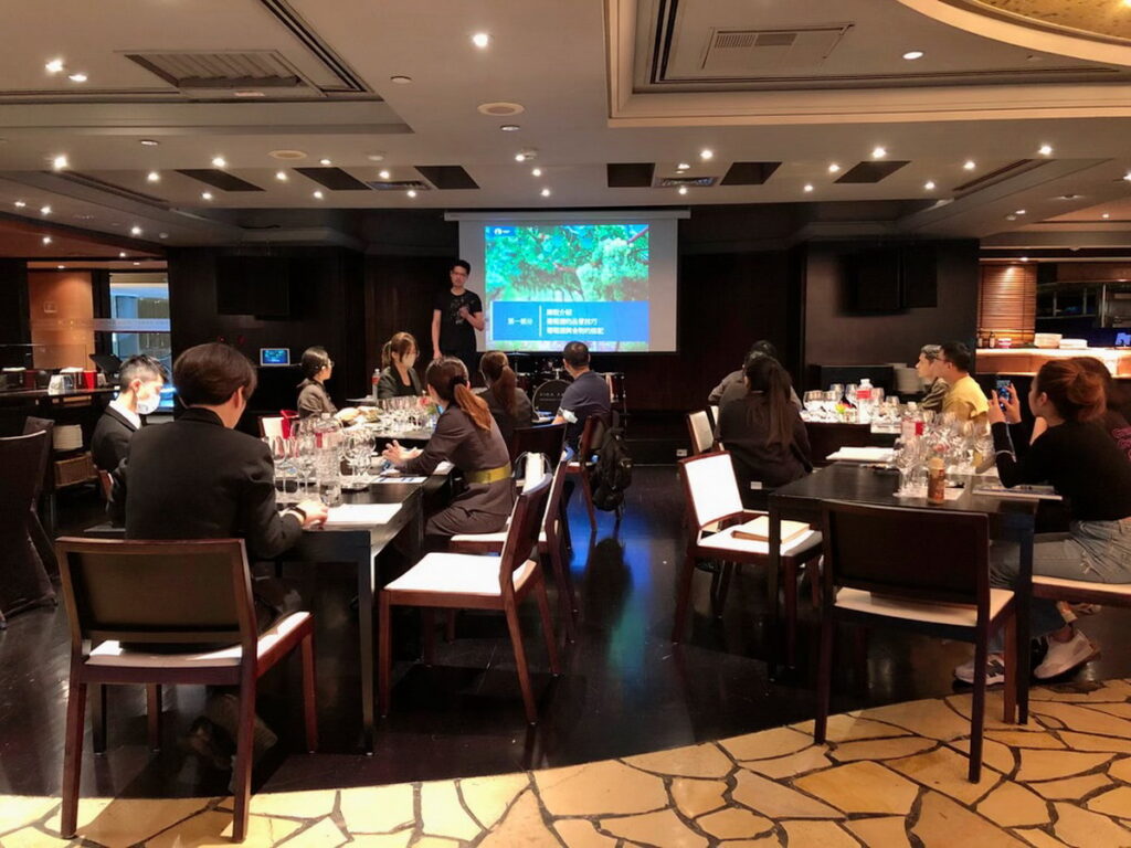 開平學苑與台北君悅酒店合作國際證照葡萄酒品評課程,為企業增能也推動品飲專業人才培訓。開平學苑/提供