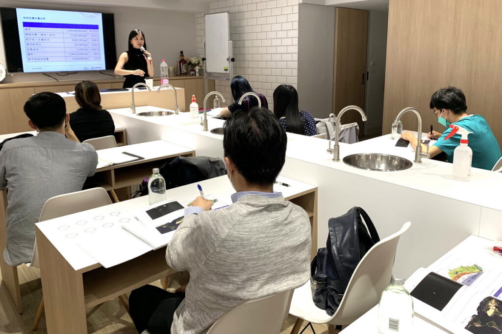 開平學苑初期即辦理「開平品水師國際證照」課程,至今以使臺灣成為全球品水師人數第二大國,為培育多類別的品飲師紮下根基。開平學苑/提供