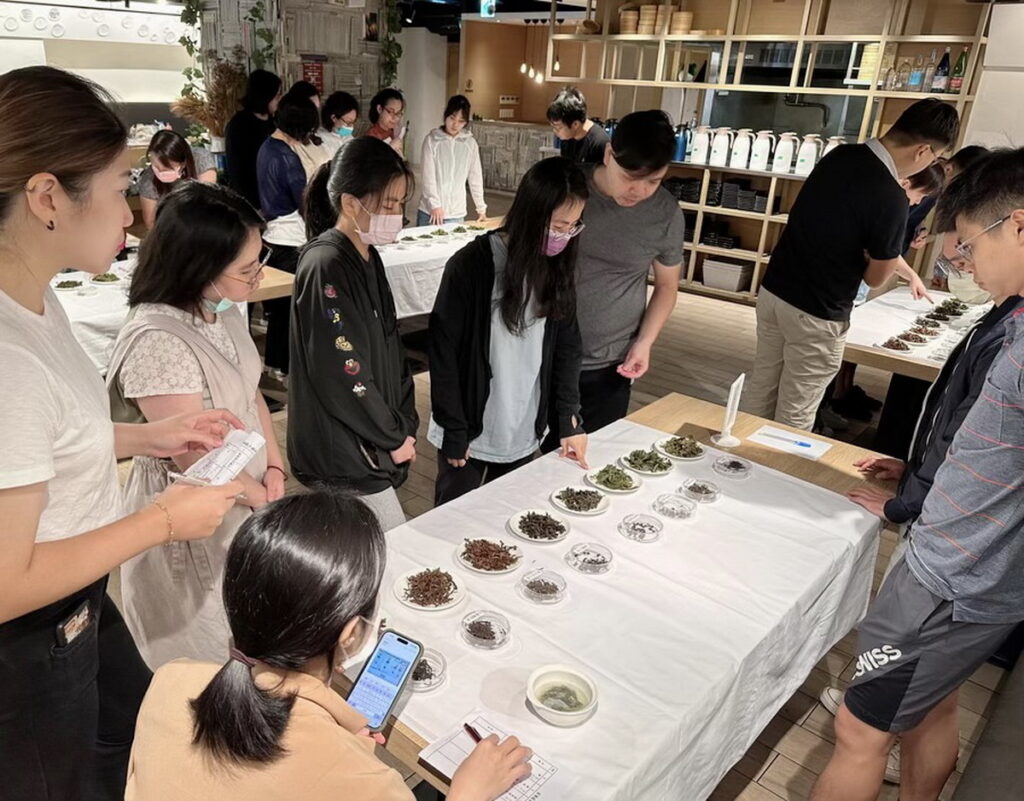 開平茶葉「茶葉感官品評」證照課引入水品評技巧訓練模式,系統教學成績亮眼。開平學苑/提供