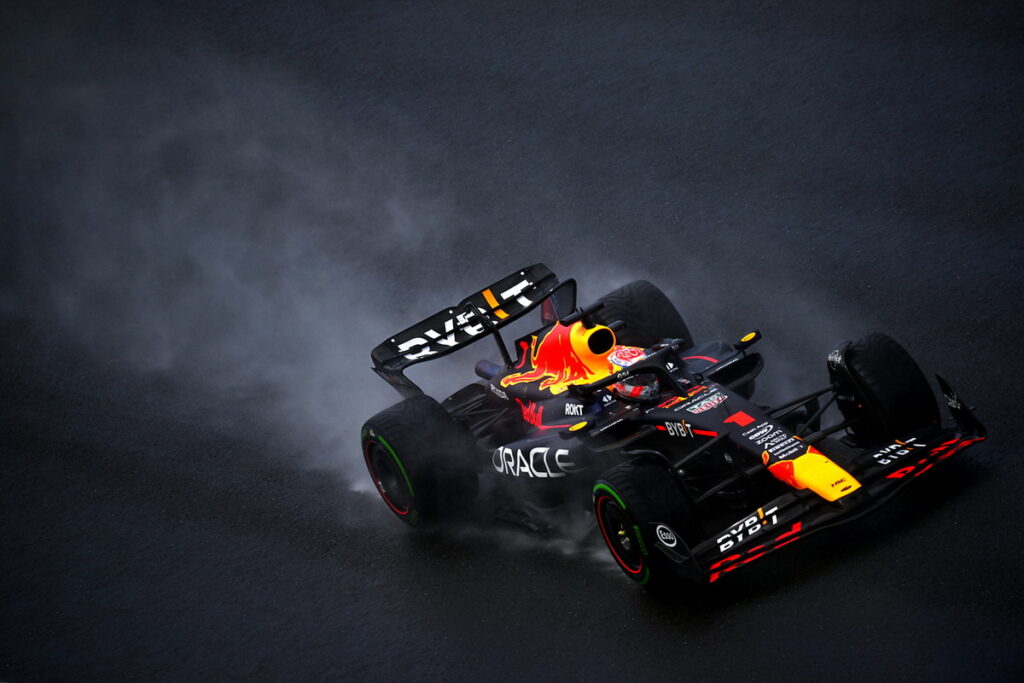 Red Bull 車隊在今年上半年賽事表現銳不可擋,圖為Max Verstappen在賽道奔馳