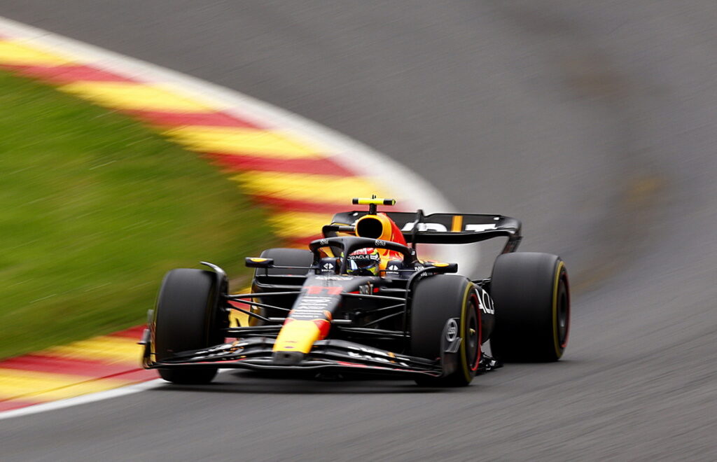 Red Bull 車隊在今年上半年賽事表現銳不可擋,圖為Sergio Perez在賽道奔馳