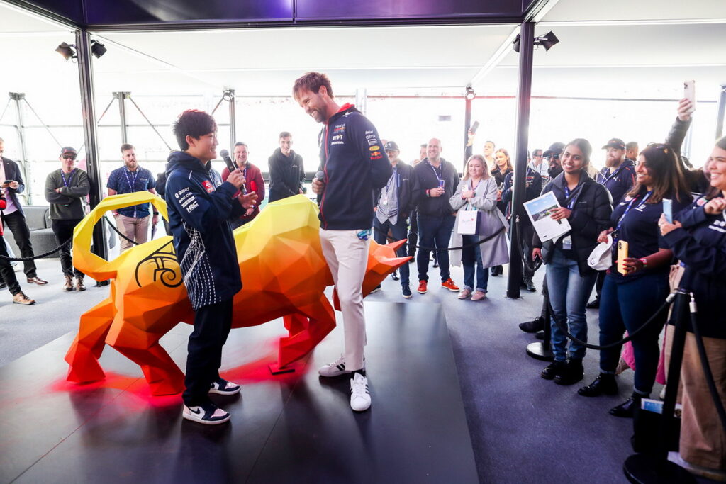 前往Red Bull Energy Station,將有機會與車手近距離互動(圖為AlphaTauri車手Yuki Tsunoda)